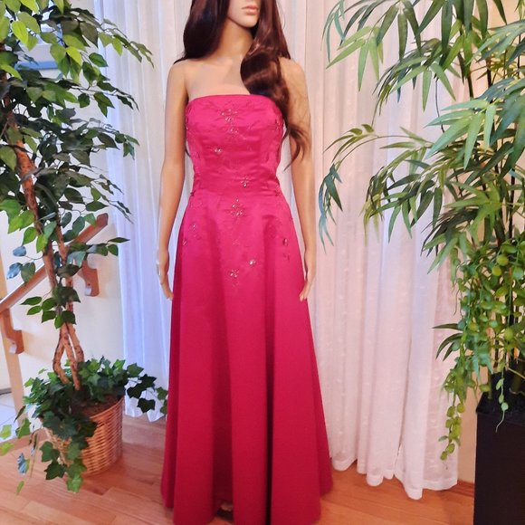 Elegant Beaded Bordeaux Tutto Bene Formal Gown - Picture 1 of 11